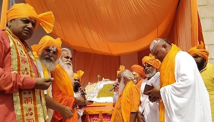 अयोध्या: सांसद बृजभूषण शरण सिंह ने वैदिक मंत्रोचारण के बीच हवन-पूजन कर मनाया सीएम योगी का जन्मदिन
