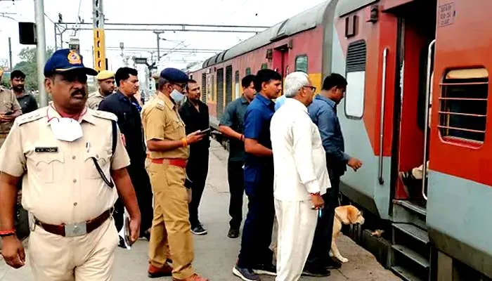वाराणसी: राष्ट्रपति के दौरे के बीच गंगा सतलज एक्सप्रेस को बम से उड़ाने की मिली धमकी, स्टेशन पर ट्रेन की हुई सघन तलाशी