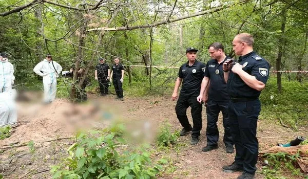 Ukraine Russia war: यूक्रेन के जंगल में एक और सामूहिक कब्र मिली, शत्रु सेना ने किया प्रताड़ित