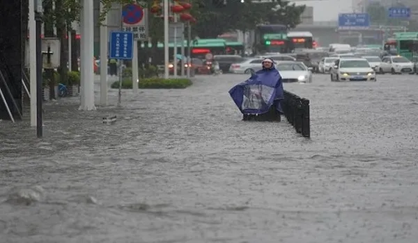 चीन में भीषण बारिश ने 60 वर्षों का तोड़ा रिकॉर्ड, 12 लोगों की मौत