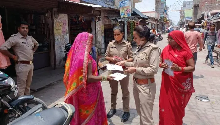 बहराइच: अगर राह चलती युवतियों पर कसी फब्तियां तो जाएंगे जेल, महिलाओं को किया गया जागरूक