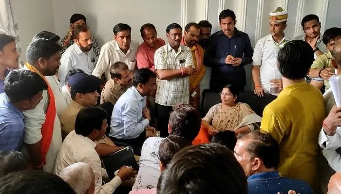 हरदोई: अतिक्रमण हटाने में पक्षपात करने पर शिक्षा मंत्री ने अधिकारियों को लगाई फटकार