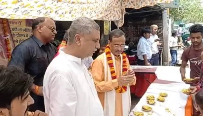 लखनऊ: ज्येष्ठ माह के अंतिम बड़े मंगल पर पूर्व डिप्टी सीएम ने किया प्रसाद वितरण