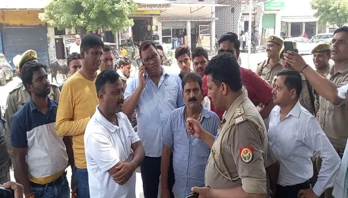 सीतापुर: दीवार के सहारे घर में घुसे चोर, लाखों के आभूषण व नकदी लेकर हुये फरार