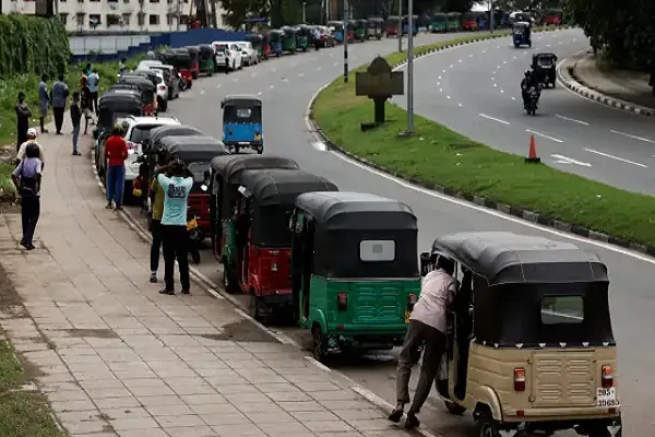 Sri Lanka Fuel Crisis : श्रीलंका में गहराया ईंधन संकट, सरकार ने सोमवार से दफ्तर-स्कूल बंद करने के दिए आदेश