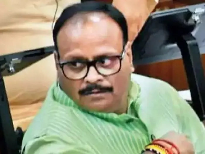 पन्नीरसेल्वम को राहत,अदालत ने नया प्रस्ताव लाने पर रोक लगाई