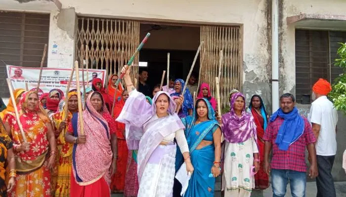 अमेठी: अघोषित विद्युत कटौती से नाराज महिला संगठन ने अधिशासी अभियंता कार्यालय का किया घेराव