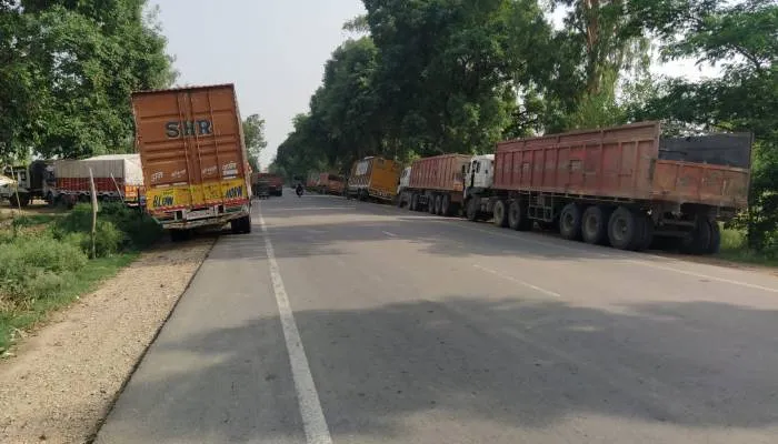 बहराइच: हाईवे के दोनों तरफ बेतरतीब खड़े हो रहे वाहन, हादसे को दे रहे दावत