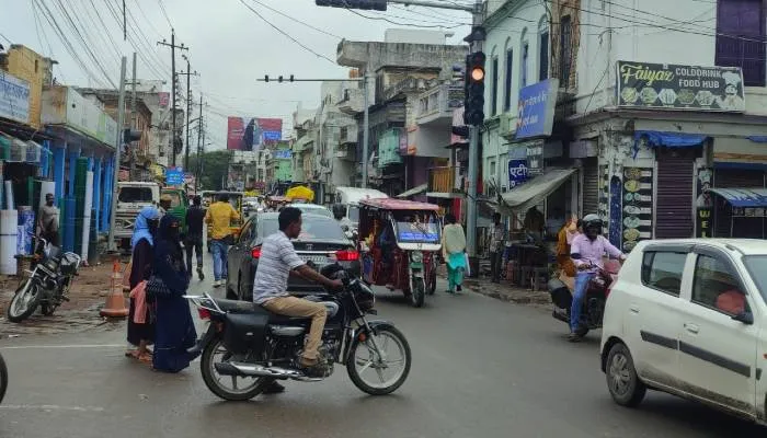 अयोध्या: गुदड़ीबाजार व श्रीराम अस्पताल चौराहे पर बेधड़क टूट रहे ट्रैफिक रूल्स