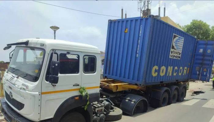 अयोध्या: मंदिर निर्माण के लिए पत्थर ले जा रहा ट्राला दो फिट धंसा, घंटों लगा रहा जाम