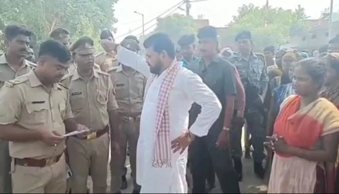 गोंडा: शिकायतकर्ता की पुलिस हिरासत पर भड़के सांसद बृजभूषण शरण सिंह, पुलिसकर्मियों को लगाई फटकारा