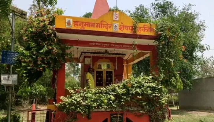 बाराबंकी: बेखौफ चोरों ने हनुमानगढ़ी से घंटा और पूजा के बर्तन किये पार