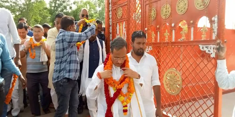 रायबरेली: हनुमान मंदिर पहुंचे पूर्व डिप्टी सीएम दिनेश शर्मा का भाजपा कार्यकर्ताओं ने किया स्वागत