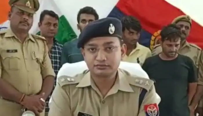 बुलंदशहर: एटीएम कार्ड बदलकर ठगी करने वाले गिरोह को पुलिस ने पकड़ा, जानें- कैसे करते थे ठगी