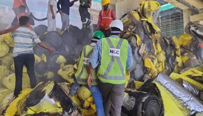 अमौसी एयरपोर्ट में बन रहे नए टर्मिनल में लगी आग से मचा हड़कंप, बिल्डिंग के अंदर रखा मटेरियल जला