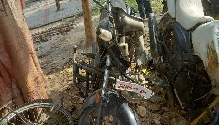 गोंडा: दो बाइकों में हुई टक्कर के बाद दबंगों ने की सरेराह पति-पत्नी व बहन की पिटाई