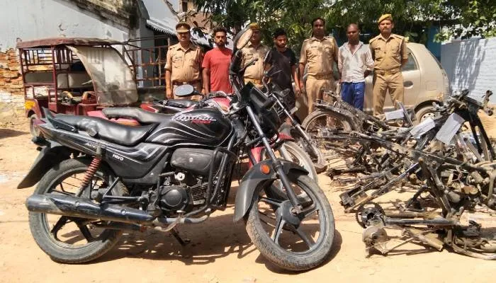 हरदोई पुलिस ने तीन शातिर चोरों को किया गिरफ्तार, चोरी की बाइकें और इंजन बरामद