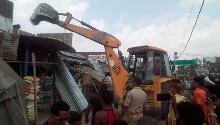 बहराइच: बिना नोटिस के ही बुलडोजर से गिरा दिए अस्थाई दुकानें, पयागपुर-इकौना मार्ग पर चला अभियान