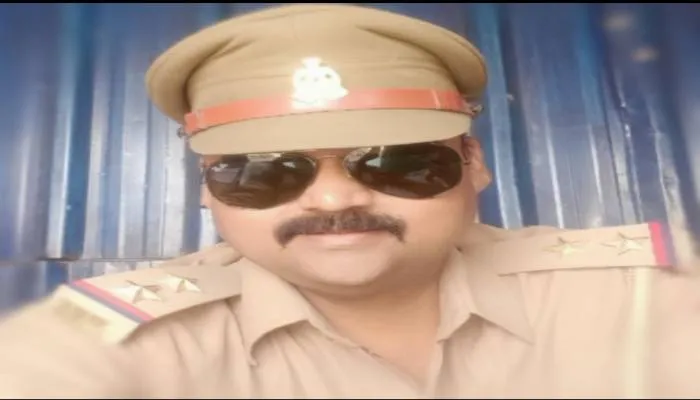 बाराबंकी: हैदरगढ़ कस्बा चौकी इंचार्ज पर हमला, बिल्ला नोचने का भी हुआ प्रयास