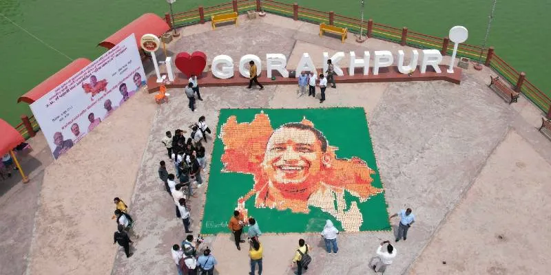 गोरखपुर: 7000 दीपों से “दीप कोलाज” बनाकर उकेरा मुख्यमंत्री योगी का चित्र