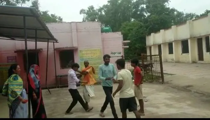 बहराइच: सीएचसी परिसर में जीजा-साले के बीच जमकर हुई मारपीट, जानें पूरा मामला