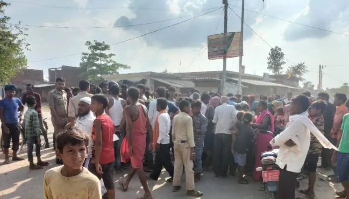 बहराइच: तालाब में उतराता मिला किशोर का शव, परिजनों ने हत्या का आरोप लगाते हुये किया हंगामा