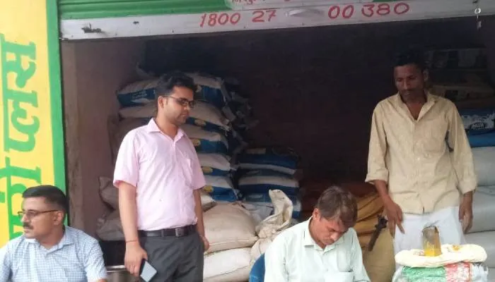 बहराइच: जिला कृषि अधिकारी ने की छापेमारी, घर पर डंप मिले खाद