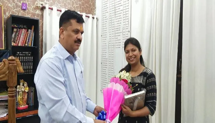 बहराइच: आईएसएस की परीक्षा में सातवीं रैंक पाने वाली आंचल को डीएम ने किया सम्मानित