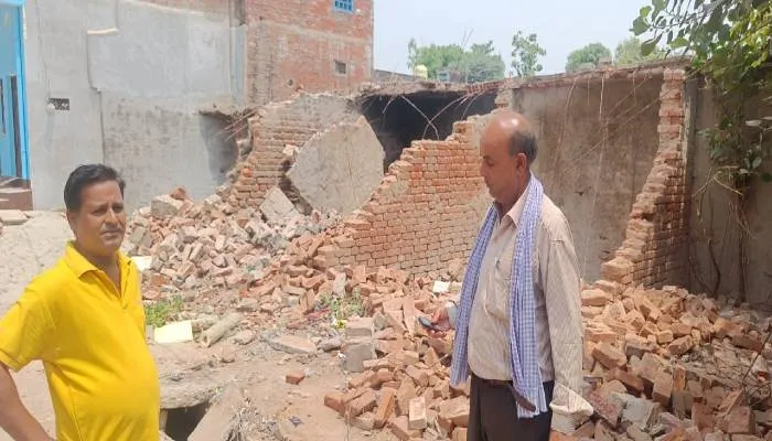 बहराइच: सरकारी कॉलोनी को तोड़कर सरिया और शटर उठा ले गये दबंग, हल्का लेखपाल ने सात लोगों के खिलाफ दी तहरीर