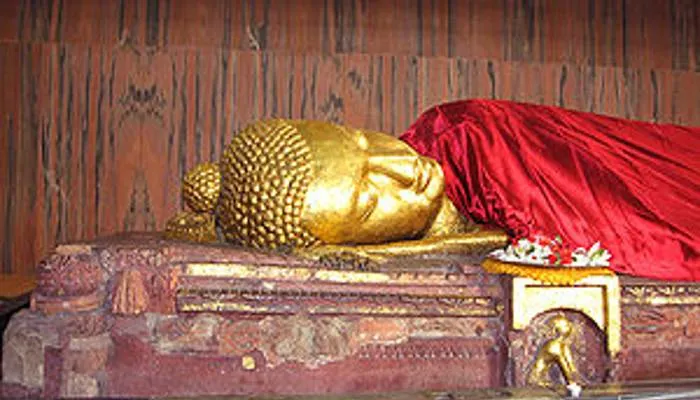 कुशीनगर: योगी के तीन मंत्रियों ने भगवान बुद्ध के परिनिर्वाण मंदिर में टेका माथा