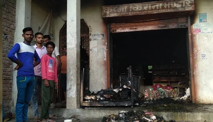 फतेहपुर: अराजकतत्वों ने दुकान में लगाई आग, नगदी समेत लाखों के सामान जलकर हुये राख