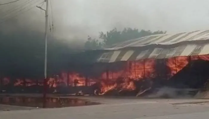 मथुरा मंडी समिति की दुकानों में लगी आग, करोड़ों का अनाज जलकर राख
