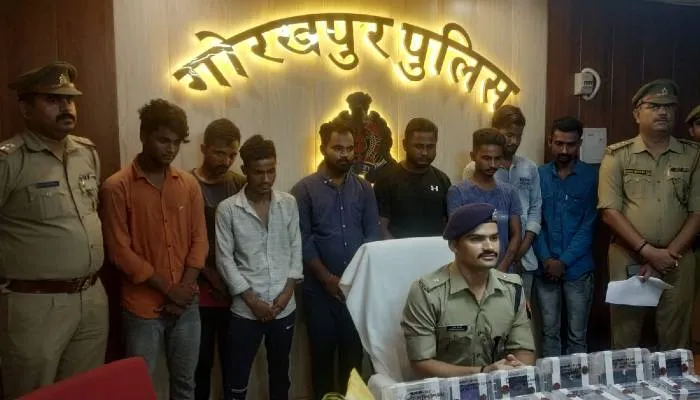 गोरखपुर: Mobile चोर गिरोह के 11 सदस्य चोरी की 12 मोबाइल व 72 ग्राम स्मैक के साथ गिरफ्तार