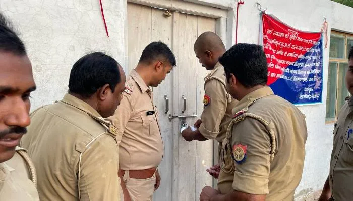 सीतापुर: जिलाधिकारी के आदेश पर दो गैंगेस्टर अपराधियों की 31 लाख की संपत्ति जब्त