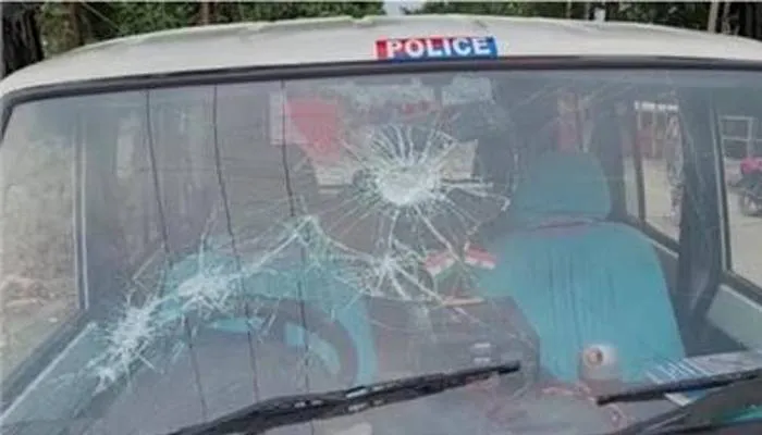 देवरिया: अग्निपथ योजना के विरोध में पुलिस वाहन पर अराजक तत्वों ने किया पथराव