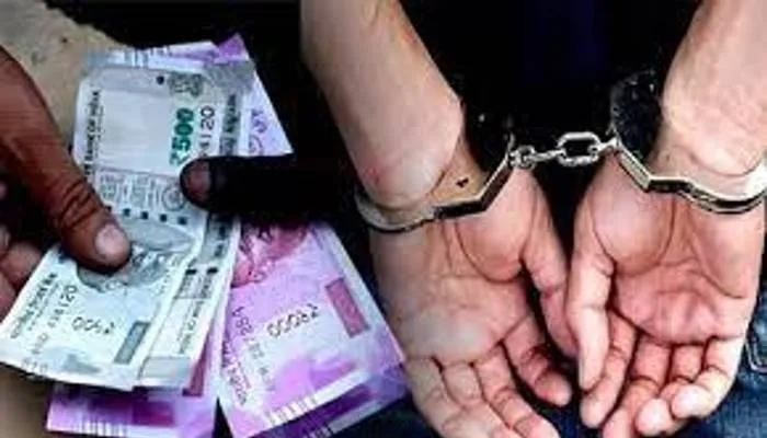 अयोध्या: पीड़ित की शिकायत पर एंटी करप्शन टीम ने राजस्व निरीक्षक को घूस लेते दबोचा