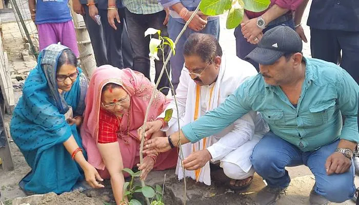 हरदोई: विश्व पर्यावरण दिवस के मौके पर जिला पंचायत अध्यक्ष प्रेमावती ने किया पौधरोपण