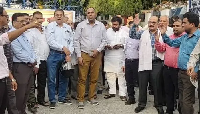 लखनऊ: अपनी मांगों को लेकर बैंक कर्मियों ने किया प्रदर्शन, 27 को करेंगे देशव्यापी हड़ताल