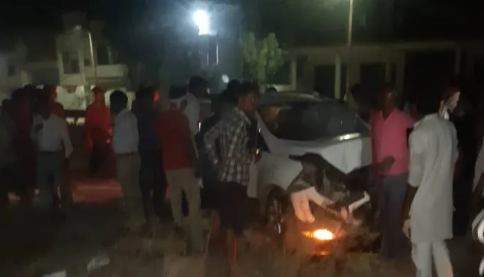 बाराबंकी: दो कारों में हुई जोरदार भिड़ंत, दो घायल…ग्रामीणों ने एक चालक को पीटकर किया अधमरा