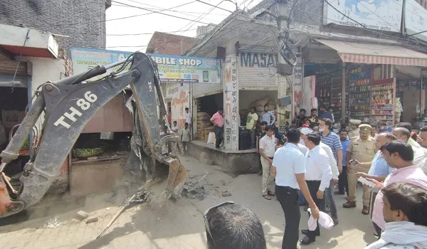 अमरोहा : अतिक्रमण पर चला बुलडोजर, विरोध को आए दुकानदारों को फटकारा
