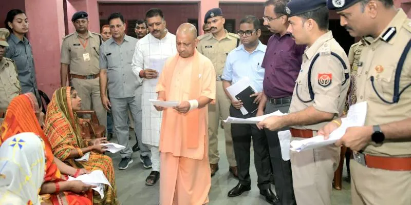 गोरखपुर: जनता दर्शन में सीएम से बोली महिला- मेरे बेटे के हत्यारों को पुलिस नहीं कर रही गिरफ्तार