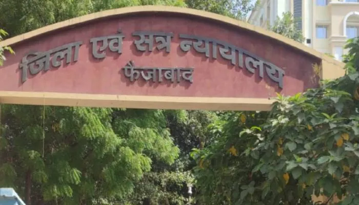 अयोध्या: धमकी के बाद बढ़ाई गई कचहरी की सुरक्षा, तलाशी के बाद ही लोगों को मिला प्रवेश