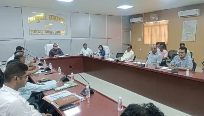 अयोध्या: पीडब्ल्यूडी के काम से असंतुष्ट मंडलायुक्त, कार्यों में तेजी लाने के दिये निर्देश