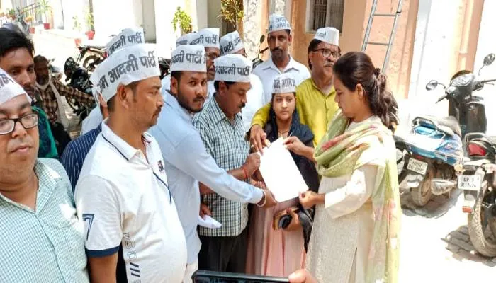 बहराइच: कश्मीरी पंडितों की सुरक्षा की मांग को लेकर AAP ने कलेक्ट्रेट में किया प्रदर्शन, सौंपा ज्ञापन