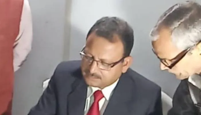 उन्नाव: दलालों की सक्रियता पर डीएम ने सीएमएस को लगाई फटकार, कहा- चिहिन्त कर उन्हें पुलिस को सौंपे