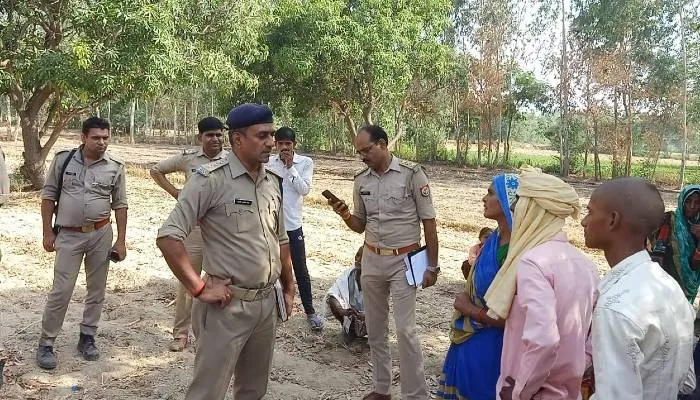उन्नाव: मायके आई विवाहिता का बाग में फंदे से लटका मिला शव, मृतका के पिता ने लगाया हत्या का आरोप