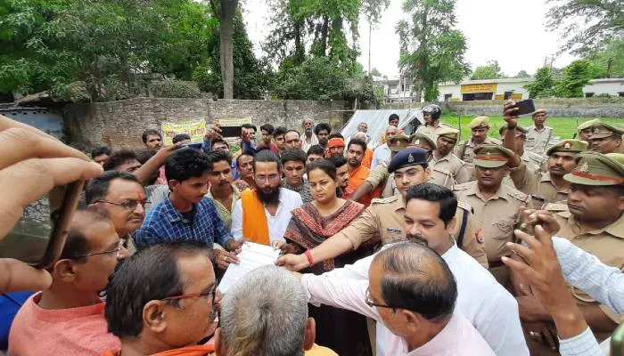 बहराइच: उदयपुर हत्याकांड को लेकर हिंदू संगठनों ने जताई नाराजगी, प्रदर्शन कर सौंपा ज्ञापन