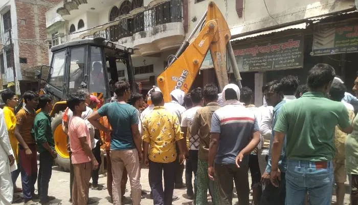 फतेहपुर: बिंदकी में अतिक्रमण पर चला बुलडोजर, 13 दुकानदारों से वसूला गया जुर्माना
