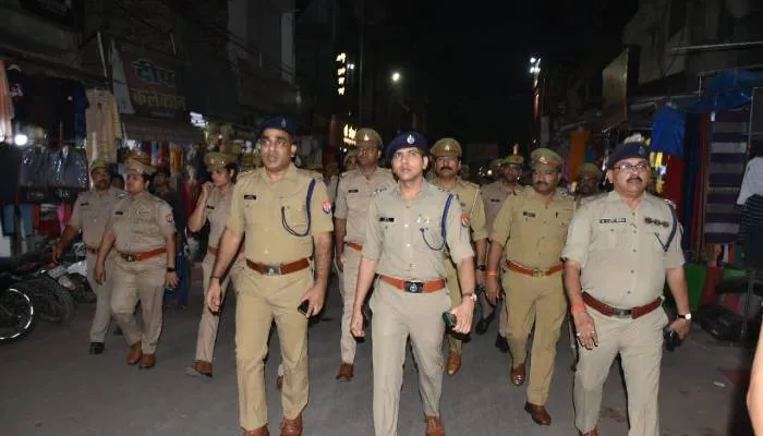 सीतापुर: नवागत एसपी ने पुलिस बल के साथ किया पैदल गश्त