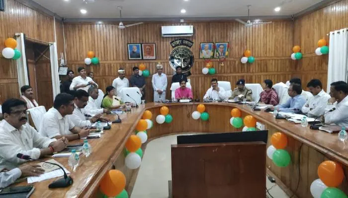 बहराइच में बोले प्रभारी मंत्री- जलभराव के स्थाई समाधान के लिए नगर पालिका प्रशासन भेजे प्रस्ताव